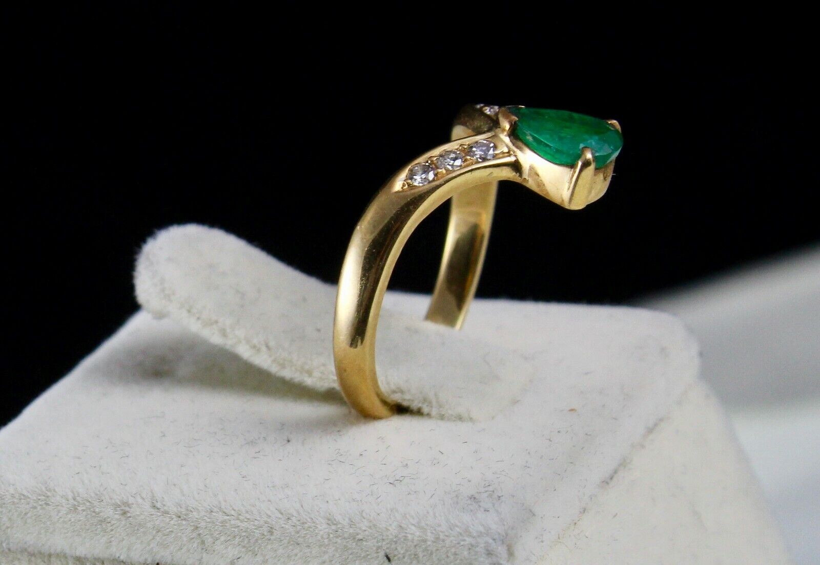 Vintage Natural Emerald Pear Cut Round Diamond 18K Yellow Gold Ladies Ring