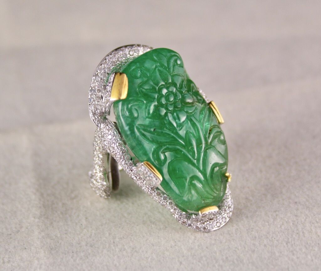 ESTATE NATURAL ZAMBIAN EMERALD CARVED DIAMOND 18K GOLD GEMSTONE STATEMENT RING
