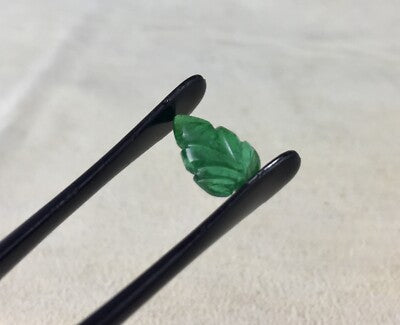 Natural Emerald 1.67 Ct Carved Leaf Gemstone For Ring Pendant Design