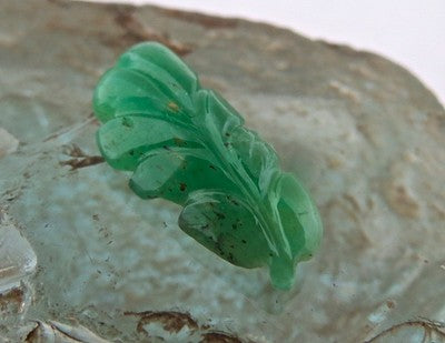 Certified 30mm 17 Carats Natural Emerald Carved Leaf Gemstone For Pendant