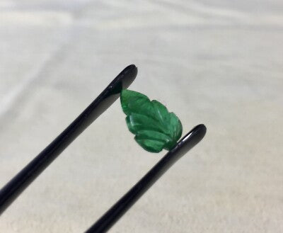 Natural Emerald 1.67 Ct Carved Leaf Gemstone For Ring Pendant Design