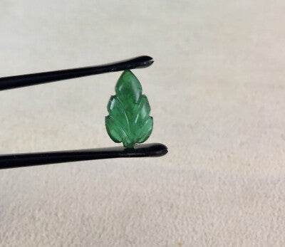 Natural Emerald 1.67 Ct Carved Leaf Gemstone For Ring Pendant Design