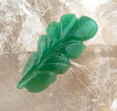 Certified 30mm 17 Carats Natural Emerald Carved Leaf Gemstone For Pendant