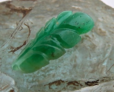Certified 30mm 17 Carats Natural Emerald Carved Leaf Gemstone For Pendant