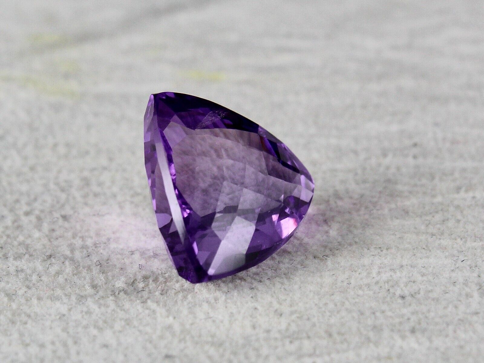 NATURAL BRAZILIAN AMETHYST TRILLION CUT 15.65 CTS GEMSTONE FOR RING PENDANT