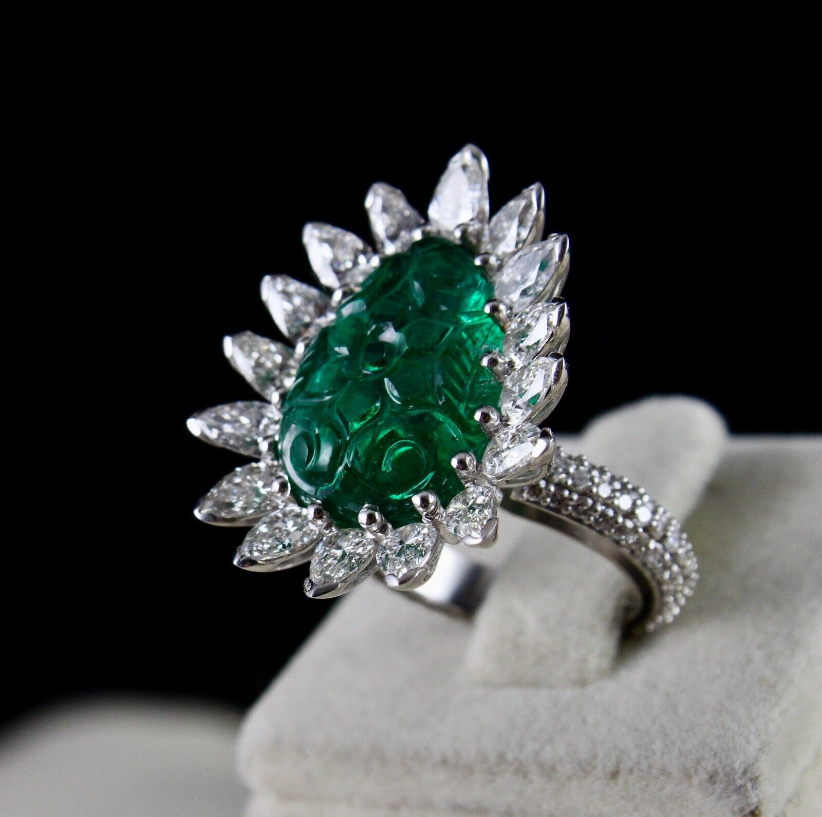 AA+ NATURAL ZAMBIAN EMERALD CARVED PEAR CUT WHITE DIAMOND 18K GOLD COCKTAIL RING