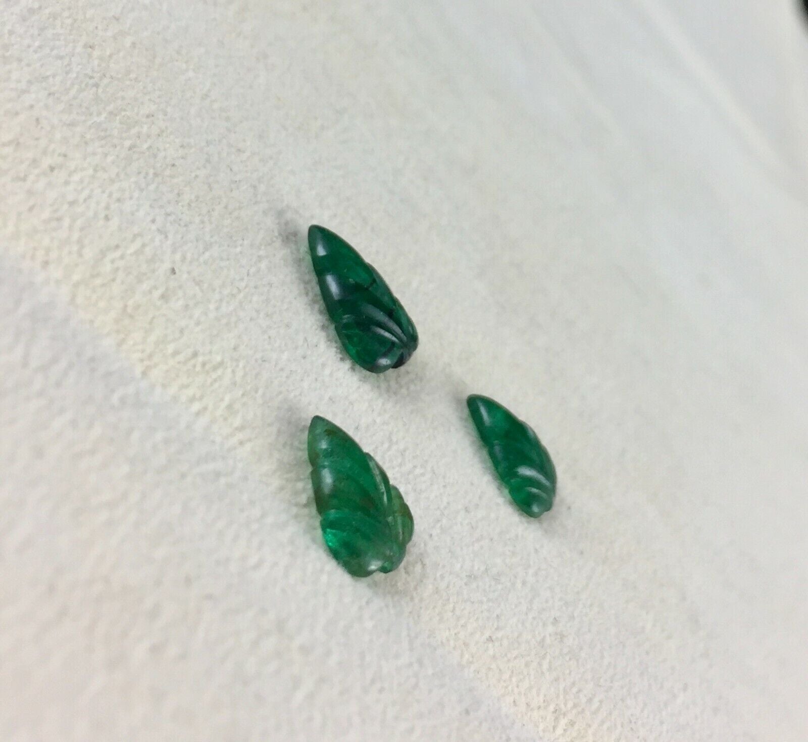 NATURAL EMERALD CARVED LEAF 3 PCS  4 CTS GEMSTONE PENDANT EARRING DESIGNING