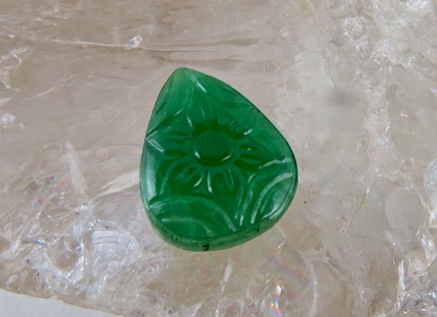 Natural Zambia Emerald Pear Carved 7.45 Ct Loose Gemstone For Ring Pendant