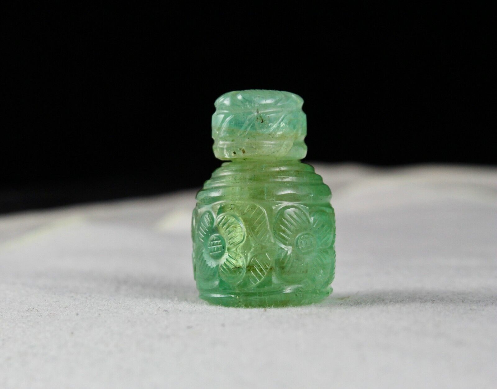 ANTIQUE NATURAL COLOMBIAN EMERALD CARVED 82.51 CARATS GEMSTONE PERFUME BOTTLE