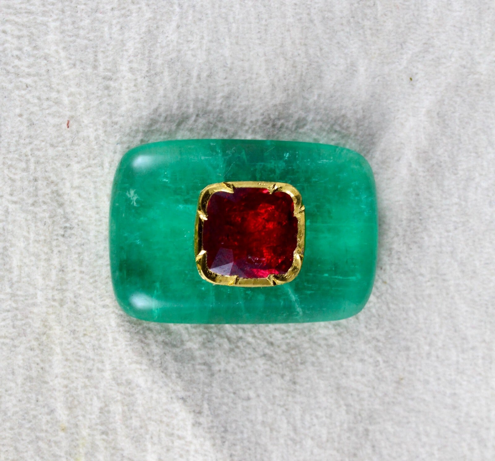 Certified Emerald 47.61 Ct Cabochon Red Spinel 18k Gold Gemstone Ring