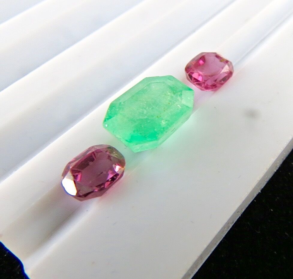 Natural Old Red Spinel Colombian Emerald Cushion Cut 6.30 Ct 3 Stone Ring Design