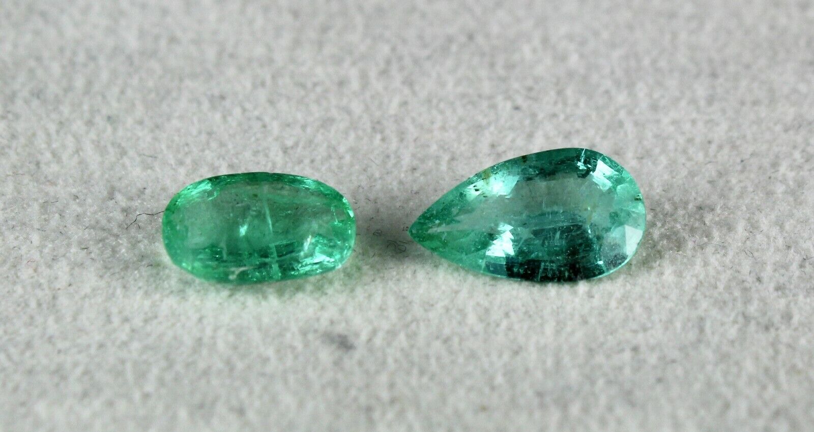 NATURAL COLOMBIAN EMERALD PEAR & OVAL CUT 2 PCS 3.76 CARATS GEMSTONE PENDANT