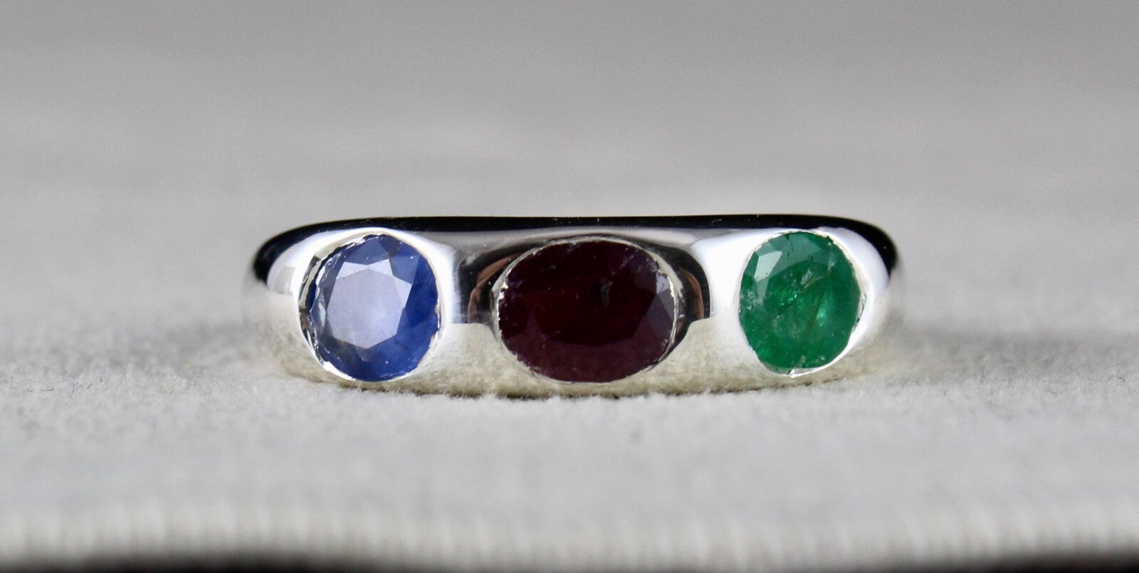 Elegant Natural Ruby 42.5ct Emerald Sapphire Silver Oval Cut Gemstone Ring