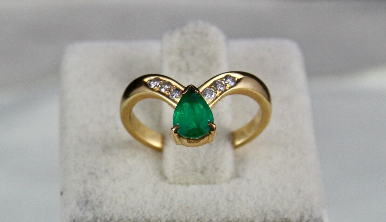 Vintage Natural Emerald Pear Cut Round Diamond 18K Yellow Gold Ladies Ring