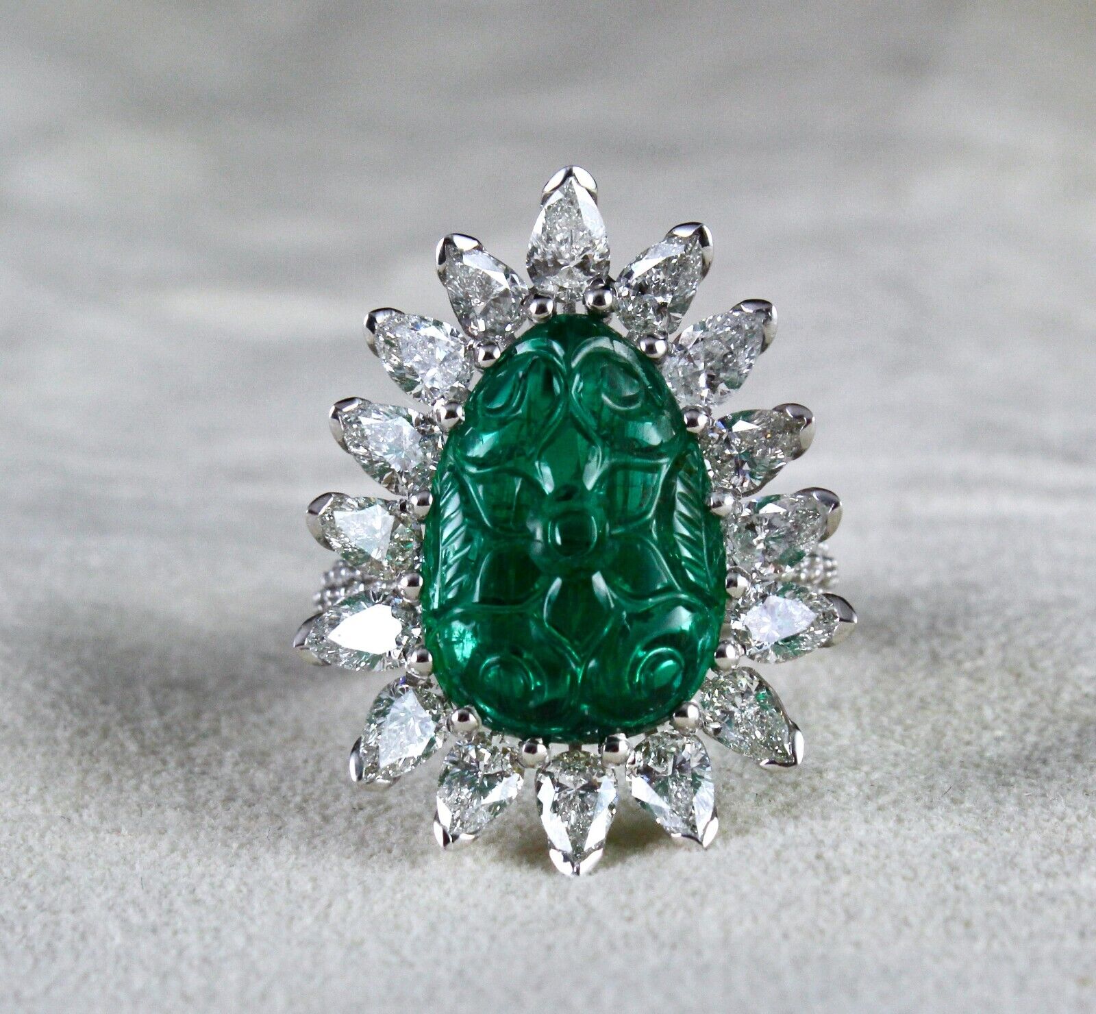 AA+ NATURAL ZAMBIAN EMERALD CARVED PEAR CUT WHITE DIAMOND 18K GOLD COCKTAIL RING