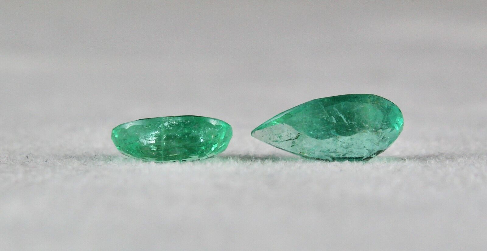 NATURAL COLOMBIAN EMERALD PEAR & OVAL CUT 2 PCS 3.76 CARATS GEMSTONE PENDANT