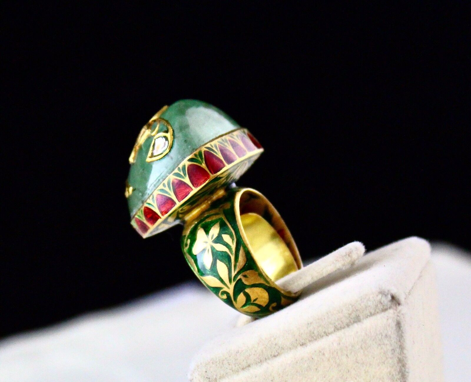 ANTIQUE NATURAL COLOMBIAN EMERALD CABOCHON DIAMOND 22K GOLD JADAU DESIGNER RING 