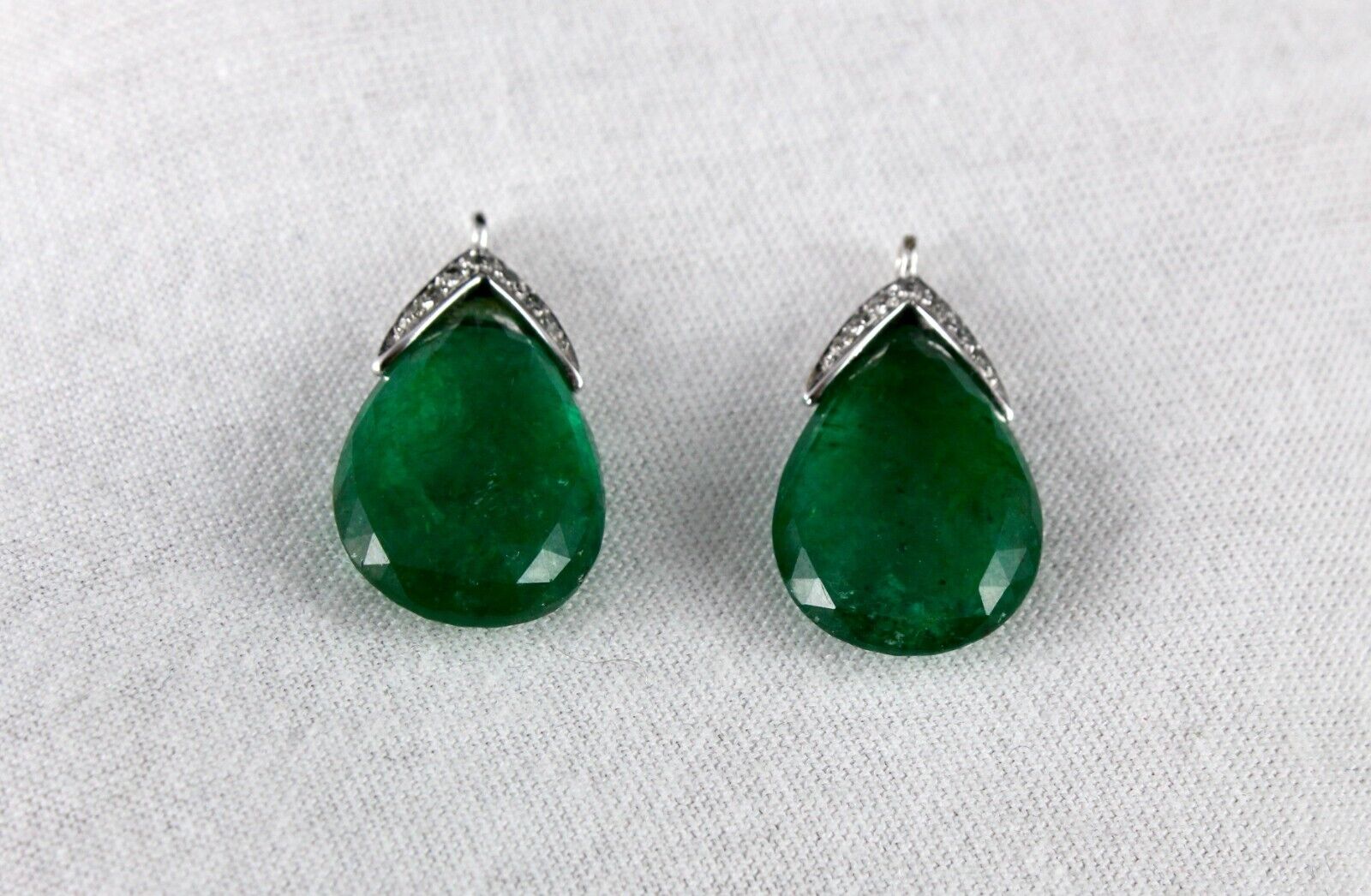 NATURAL EMERALD PAIR TEAR DROP 18.30 CTS HANGING STONE DIAMOND 18K GOLD EARRING