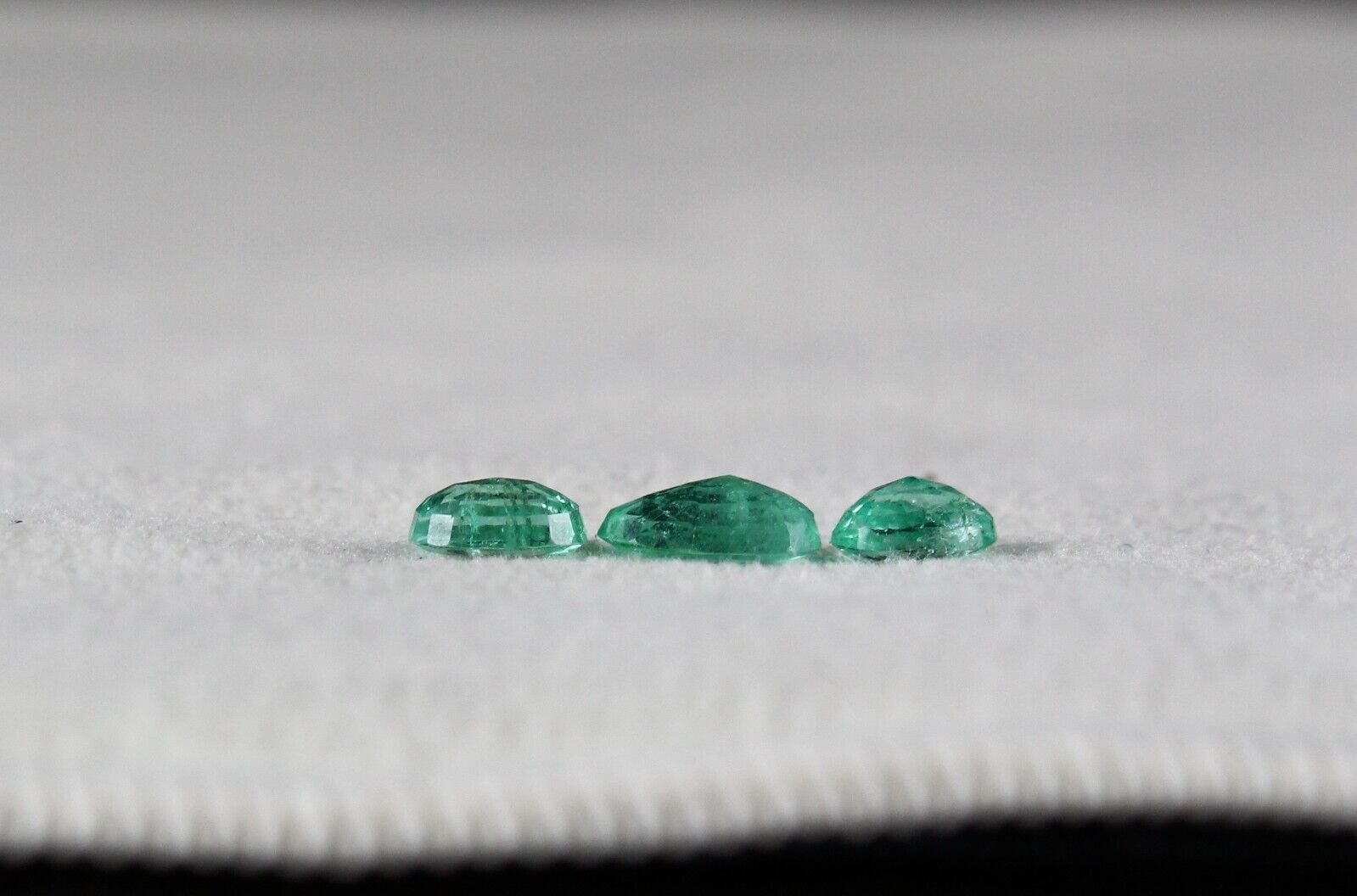 NATURAL COLOMBIAN EMERALD OVAL CUT 3 PCS 1.31 CARATS GEMSTONE DESIGNING JEWELS