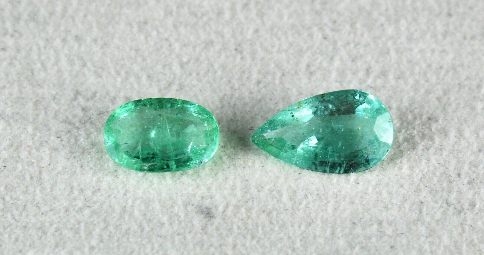 NATURAL COLOMBIAN EMERALD PEAR & OVAL CUT 2 PCS 3.76 CARATS GEMSTONE PENDANT