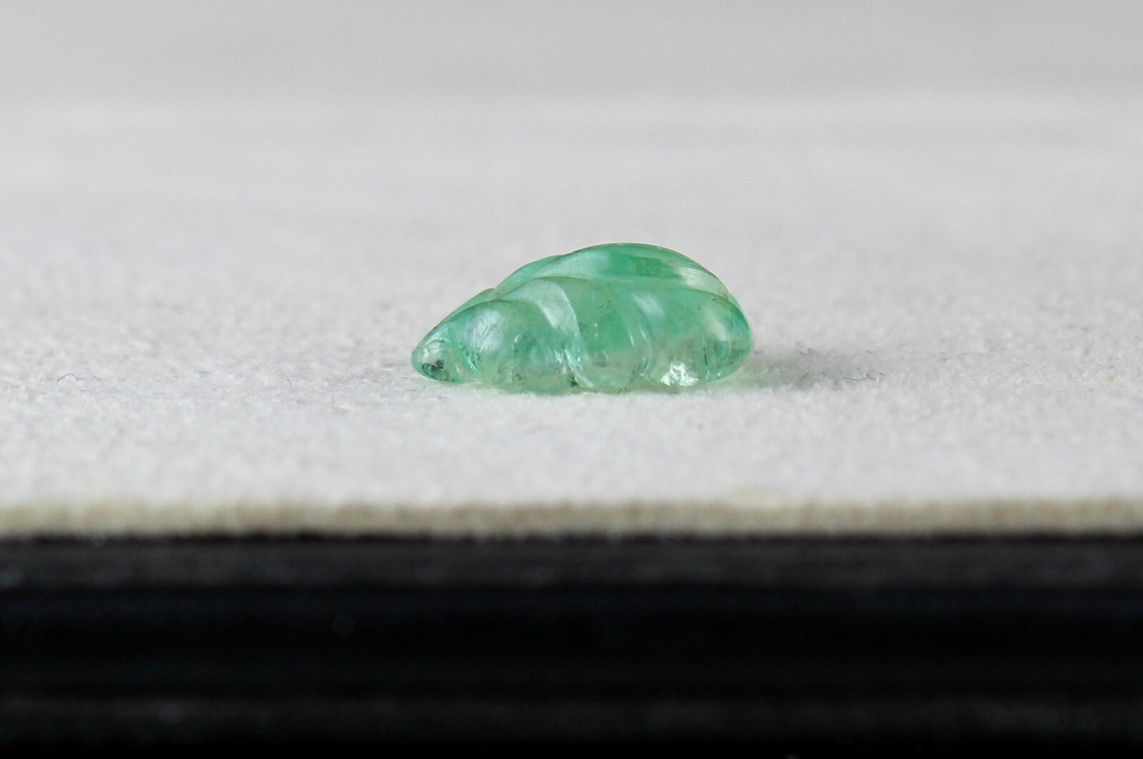 Natural Colombian Emerald Leaf Carving 3.89ct Gemstone For Pendant Ring