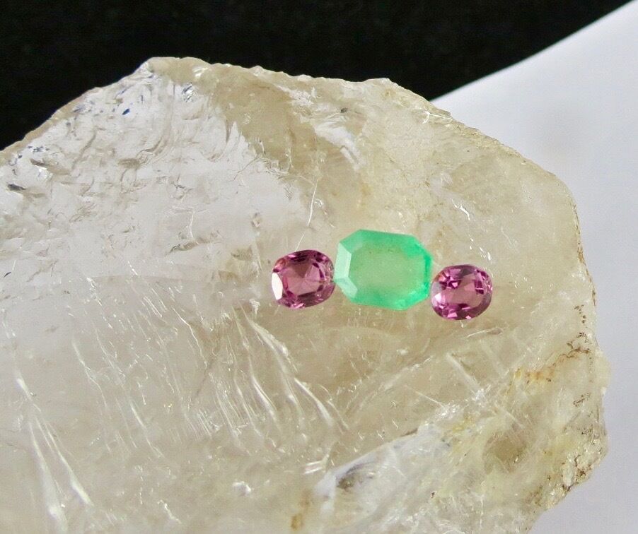 Natural Old Red Spinel Colombian Emerald Cushion Cut 6.30 Ct 3 Stone Ring Design