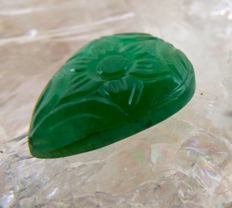 Natural Zambia Emerald Pear Carved 7.45 Ct Loose Gemstone For Ring Pendant