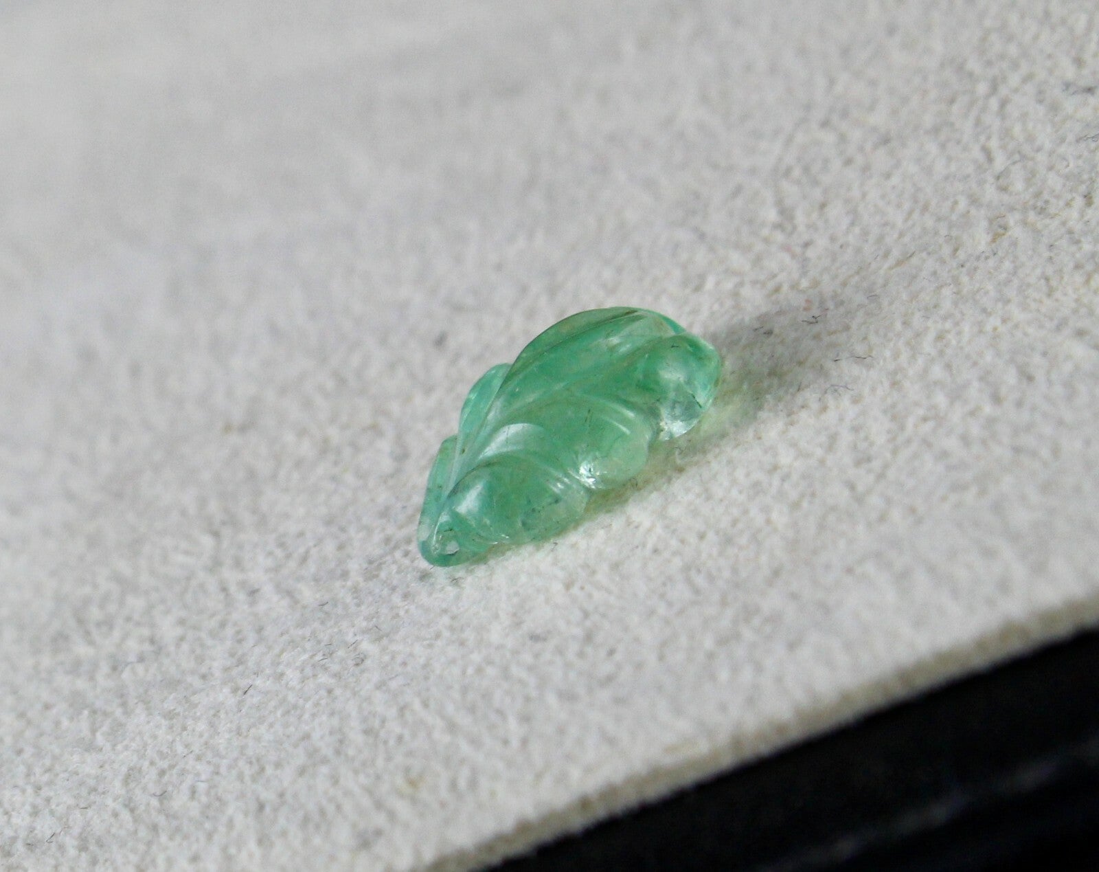 Natural Colombian Emerald Leaf Carving 3.89ct Gemstone For Pendant Ring