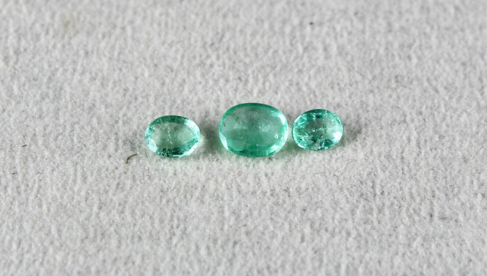 NATURAL COLOMBIAN EMERALD OVAL CUT 3 PCS 1.31 CARATS GEMSTONE DESIGNING JEWELS