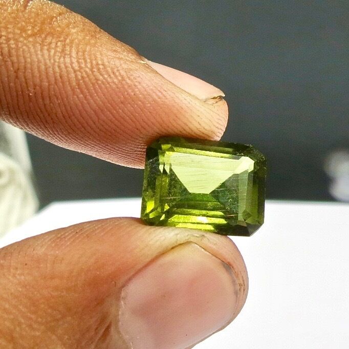 FINE NATURAL GREEN TOURMALINE OCTAGON CUT 9 CARATS GEMSTONE FOR RING PENDANT