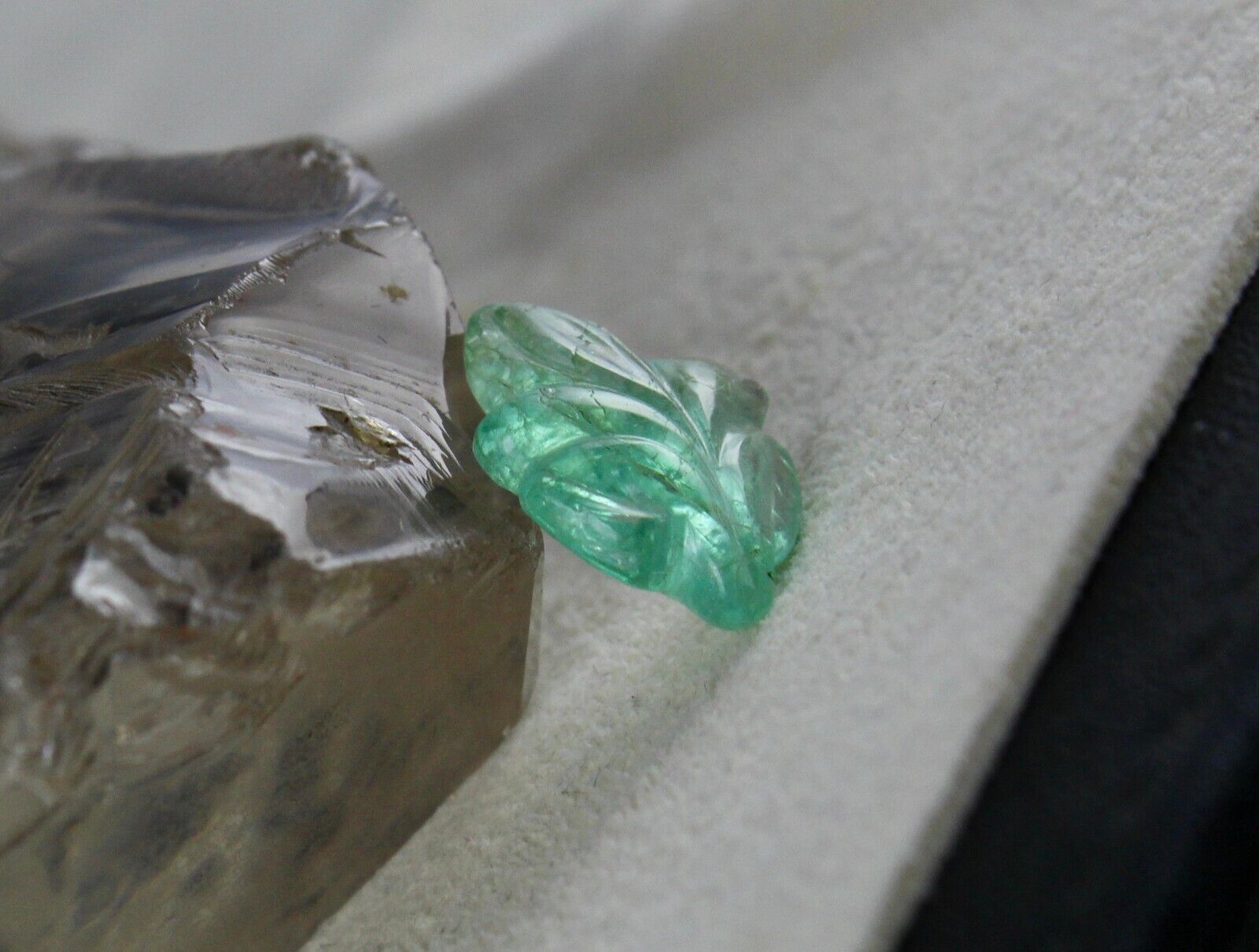 NATURAL COLOMBIAN EMERALD CARVED LEAF 5.57 CARATS GEMSTONE FOR PENDANT RING