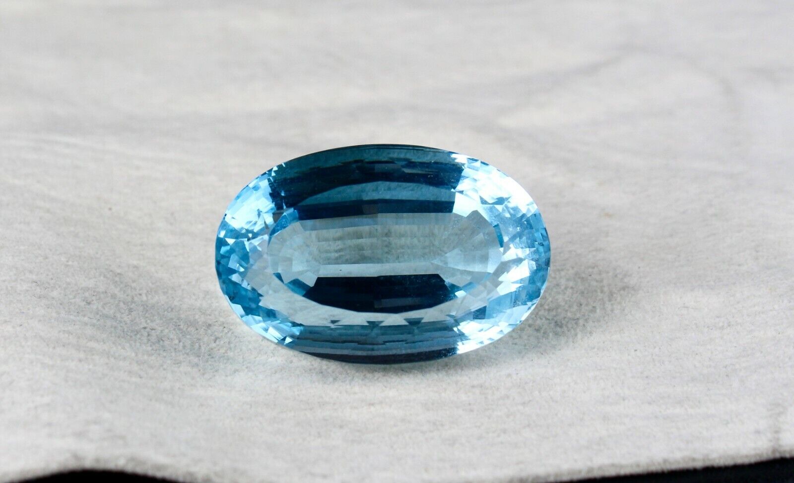 FLAWLESS 39x26 MM BLUE TOPAZ OVAL CUT 225 CARATS SEMI PRECIOUS GEMSTONE PENDANT