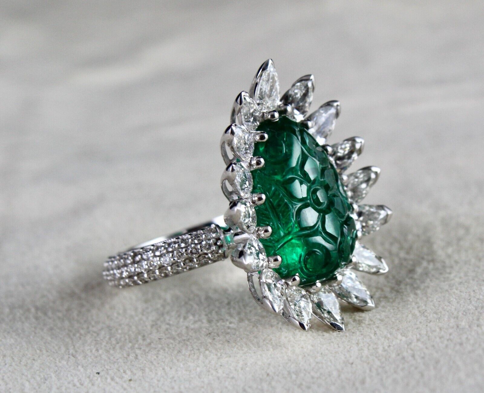 AA+ NATURAL ZAMBIAN EMERALD CARVED PEAR CUT WHITE DIAMOND 18K GOLD COCKTAIL RING