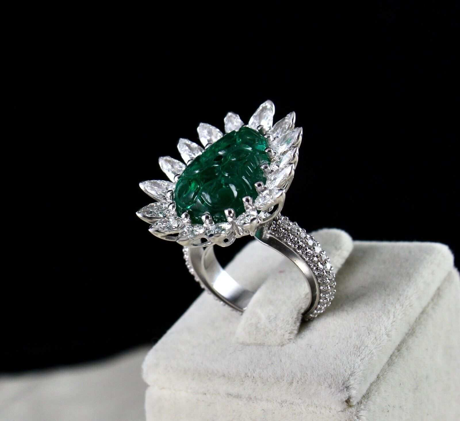 AA+ NATURAL ZAMBIAN EMERALD CARVED PEAR CUT WHITE DIAMOND 18K GOLD COCKTAIL RING