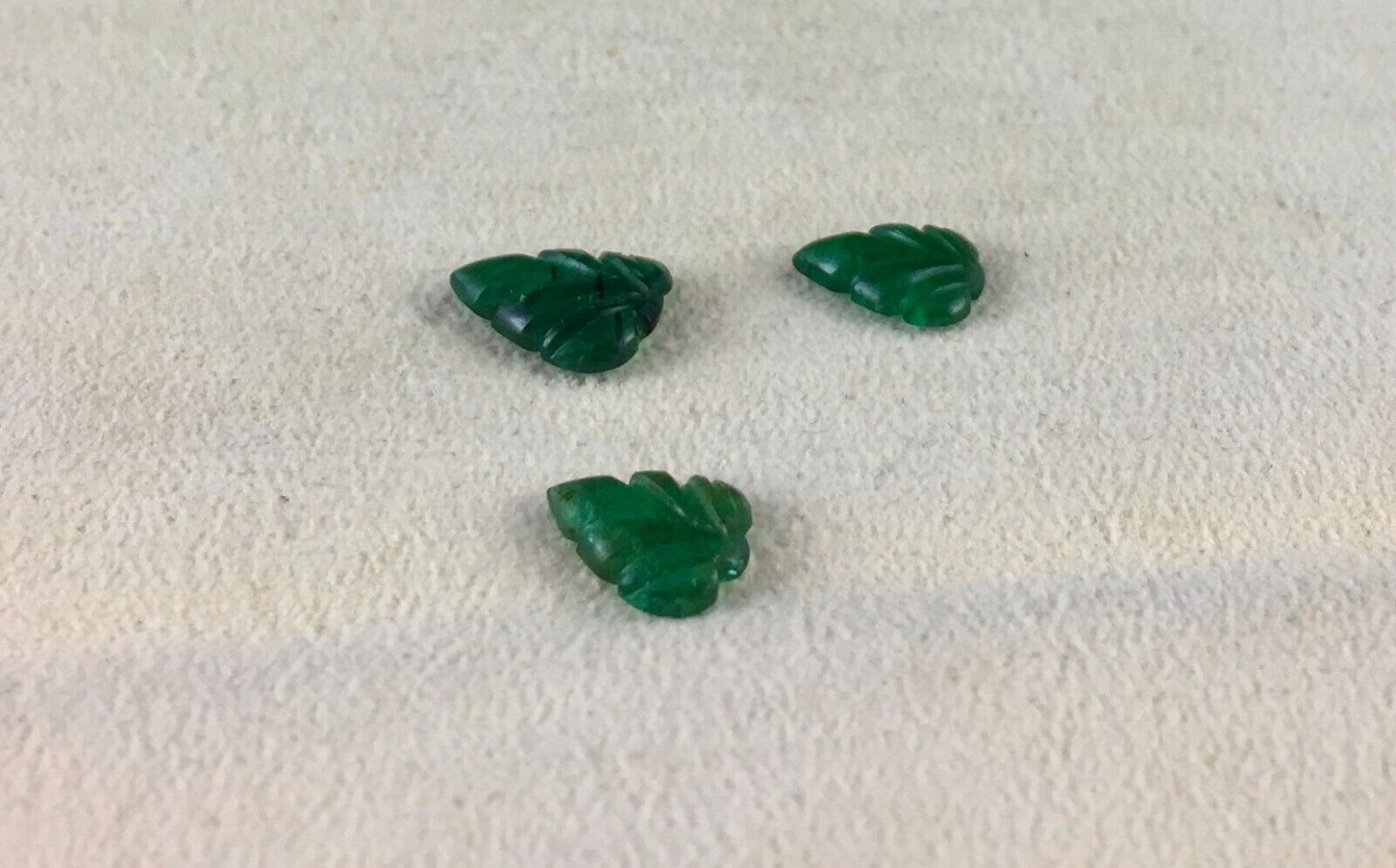 NATURAL EMERALD CARVED LEAF 3 PCS  4 CTS GEMSTONE PENDANT EARRING DESIGNING