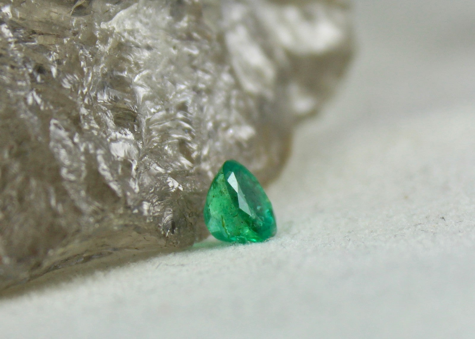 Certified Natural Emerald Oval 1.37 Ct Green Loose Gemstone For Ring Pendant