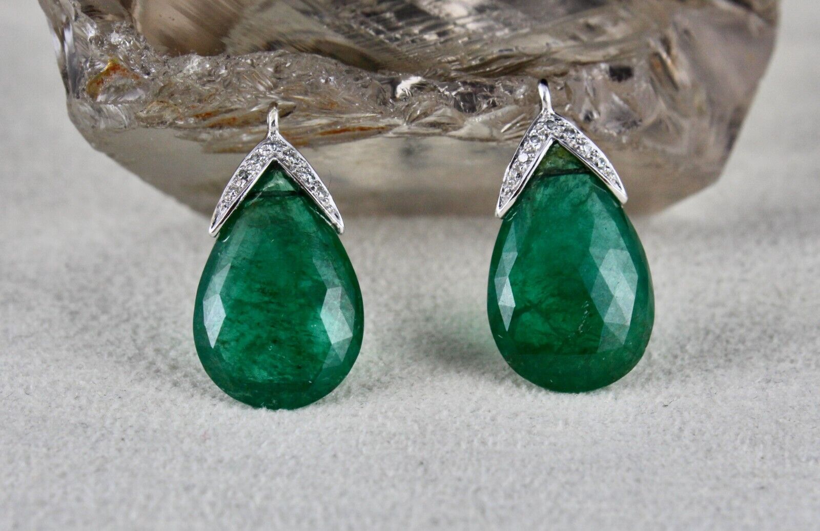 NATURAL EMERALD PAIR TEAR DROP 18.30 CTS HANGING STONE DIAMOND 18K GOLD EARRING