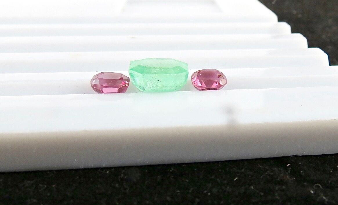 Natural Old Red Spinel Colombian Emerald Cushion Cut 6.30 Ct 3 Stone Ring Design