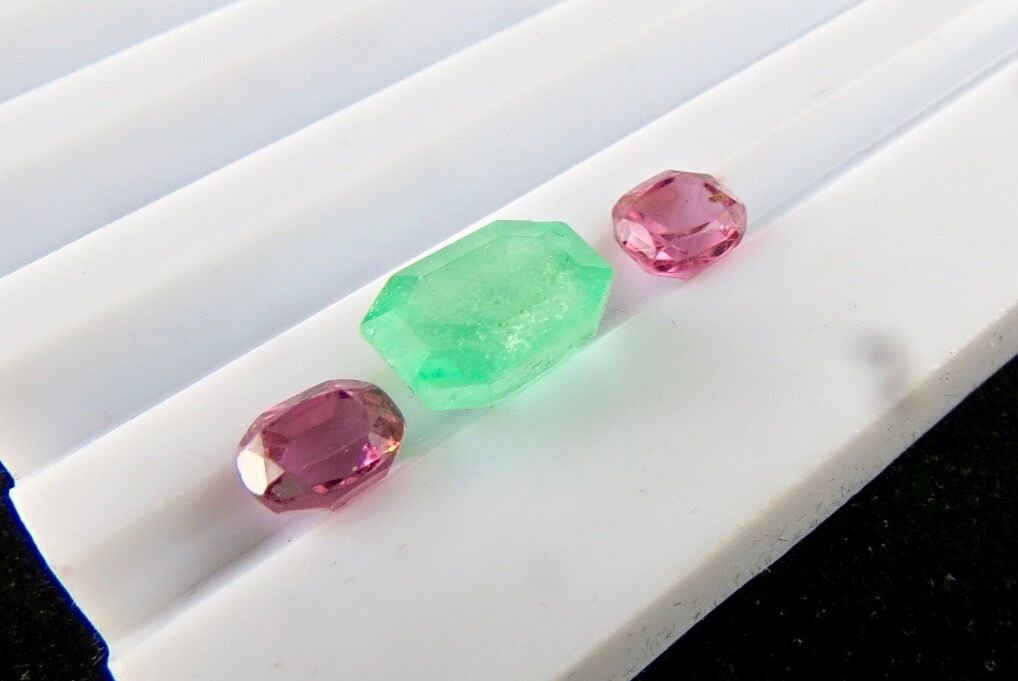 Natural Old Red Spinel Colombian Emerald Cushion Cut 6.30 Ct 3 Stone Ring Design