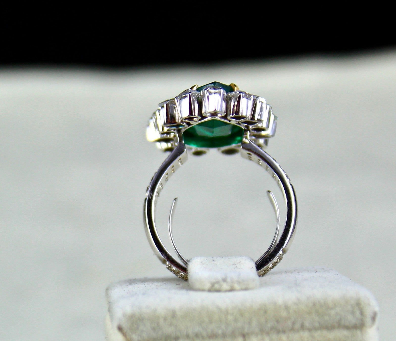 Certified Natural Emerald 57ct Pear Natural Diamond 18k Gold Cocktail Ring
