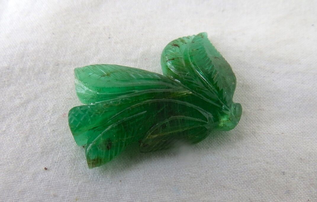 25X20 MM NATURAL ZAMBIAN EMERALD CARVED LEAF 20.94 CARATS GEMSTONE FOR PENDANT