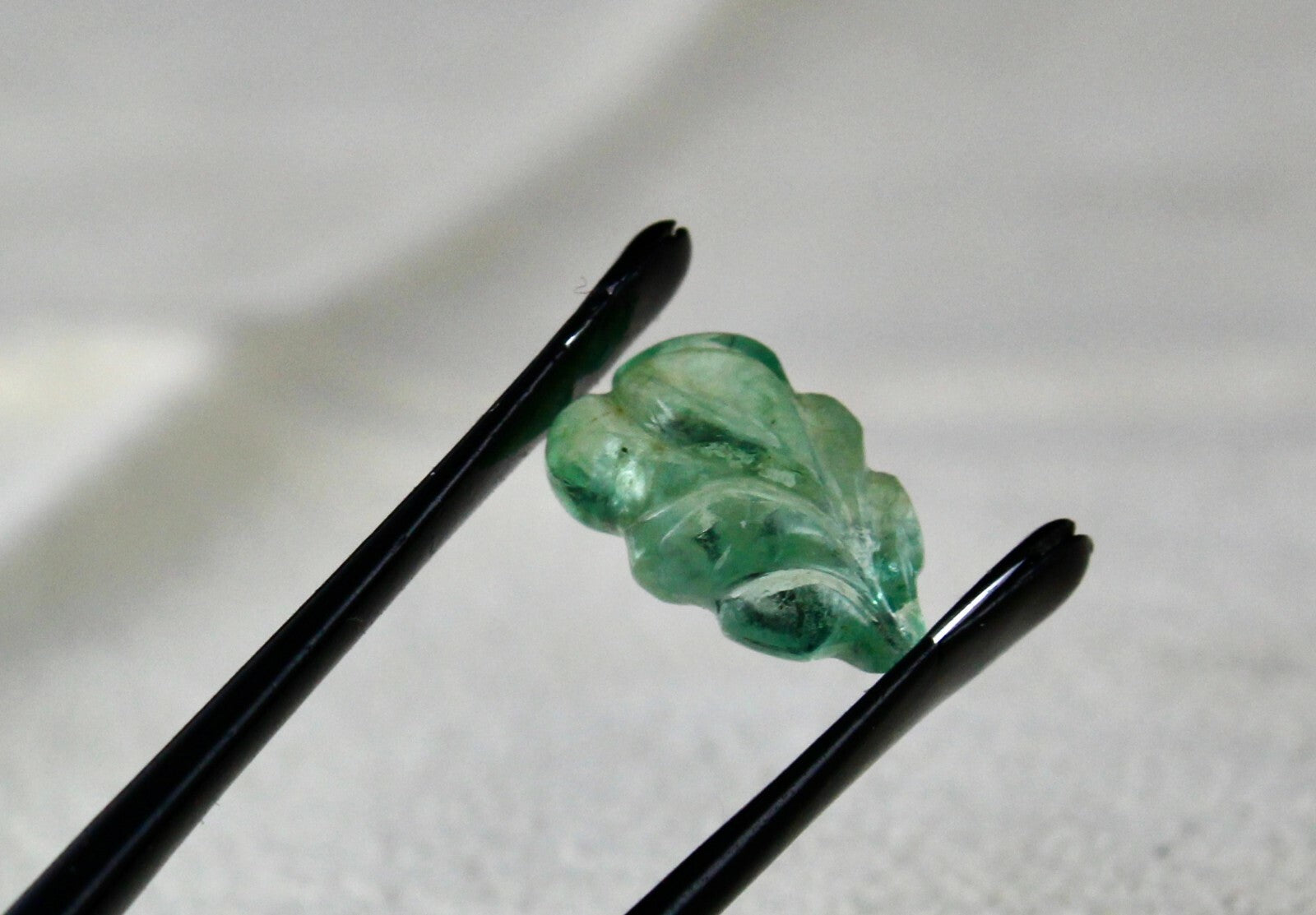 Natural Colombian Emerald Leaf Carving 3.89ct Gemstone For Pendant Ring