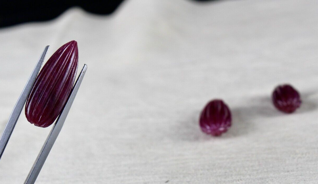 Certified Natural Untreated Ruby Carved 60.35 Ct Gemstone Earrings Pendant Set