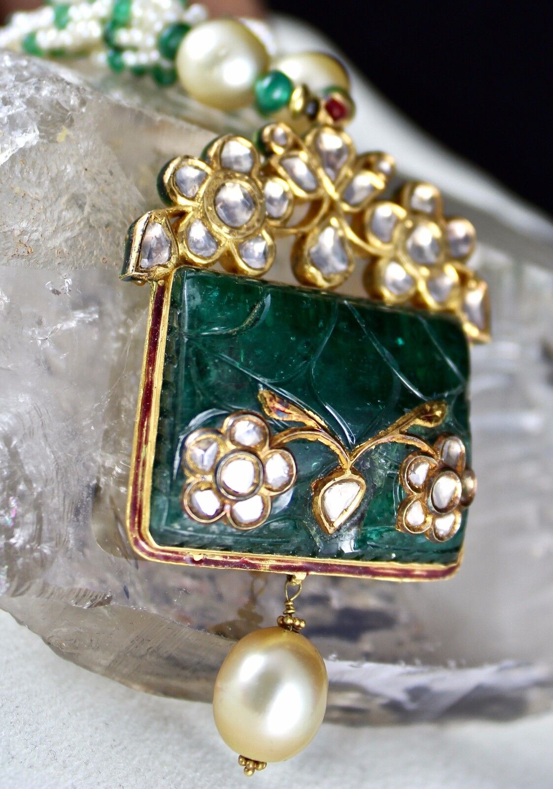 NATURAL EMERALD CARVED DIAMOND JADAU 18K GOLD PENDANT NECKLACE WITH PEARL