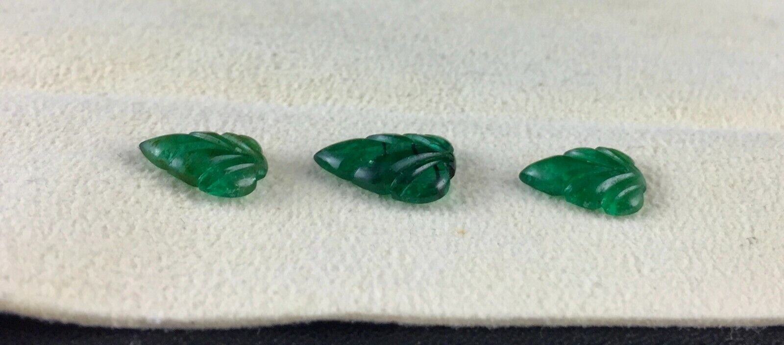 NATURAL EMERALD CARVED LEAF 3 PCS  4 CTS GEMSTONE PENDANT EARRING DESIGNING