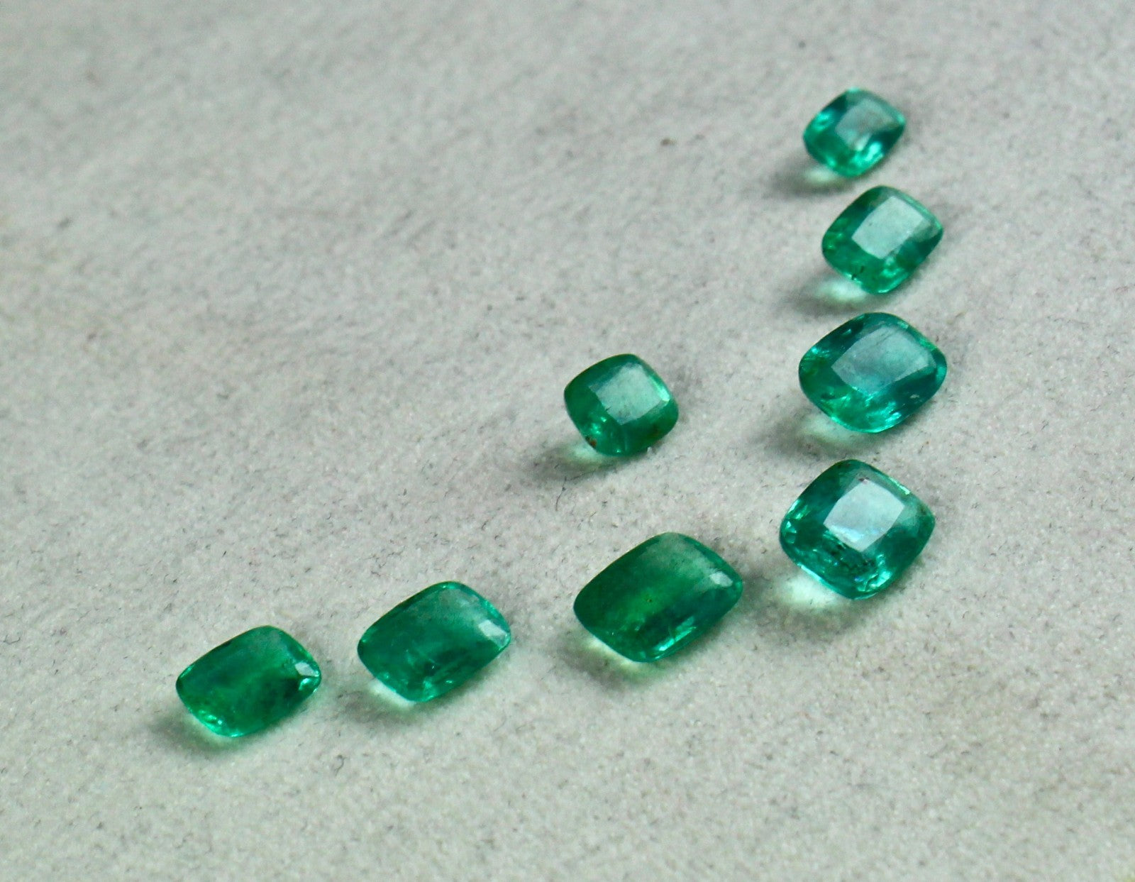 Certified 8pc Natural Emerald Cushion Cut Set 8.70 Ct Gemstone For Designing