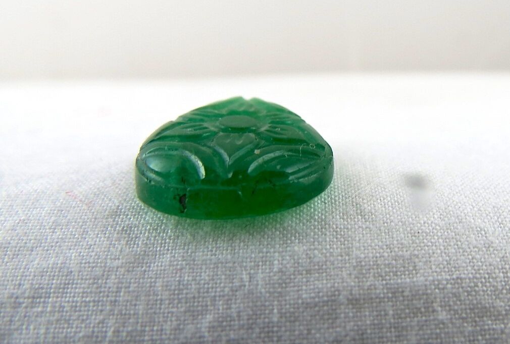 Natural Zambia Emerald Pear Carved 7.45 Ct Loose Gemstone For Ring Pendant