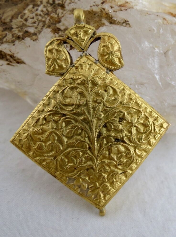 OLD MUESEM FINE JADAU NATURAL FLAT DIAMOND STUDDED 22K GOLD CARVED PENDANT