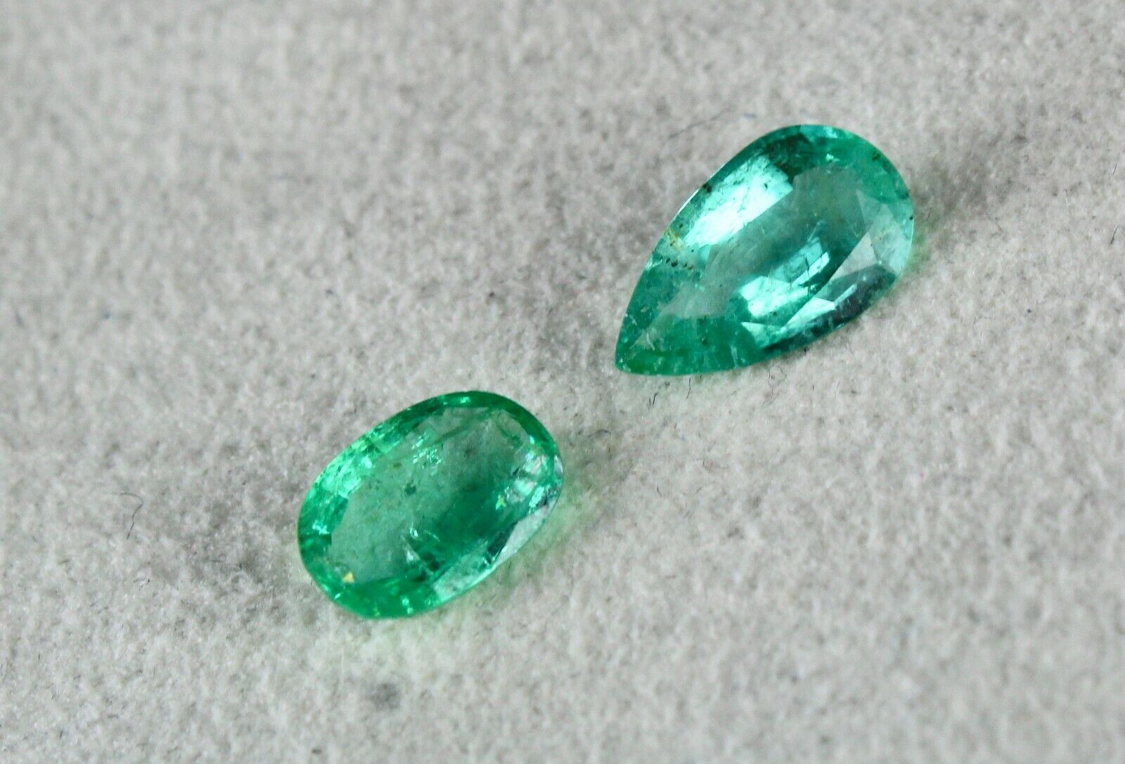 NATURAL COLOMBIAN EMERALD PEAR & OVAL CUT 2 PCS 3.76 CARATS GEMSTONE PENDANT