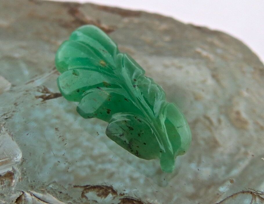 BIG NATURAL EMERALD CARVED LEAF 30MM 17 CARATS GEMSTONE FOR PENDANT